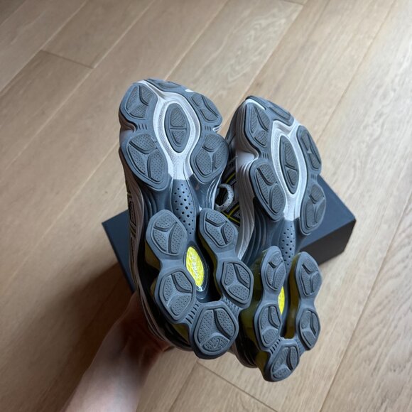 ASICS Silver & Yellow GEL-KINETIC FLUENT Sneakers Size US 7 (W), US 5.5 (M) - Picture 3 of 4